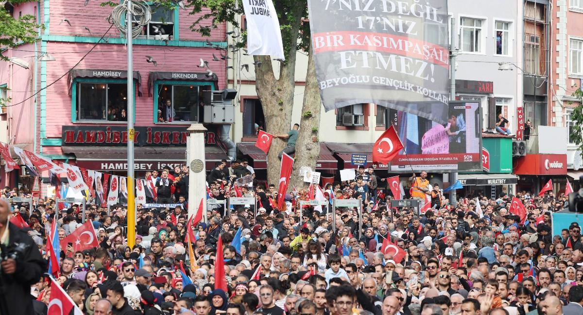 Ciudadanos turcos simpatizantes de Erdogan. Foto: Twitter @RTErdogan
