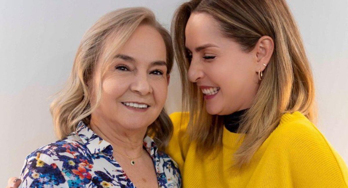 Carmen Villalobos junto a su madre en Instagram. Foto: Instagram @cvillaloboss