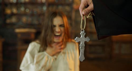 Mujer “poseída” por el demonio ingresó a una iglesia