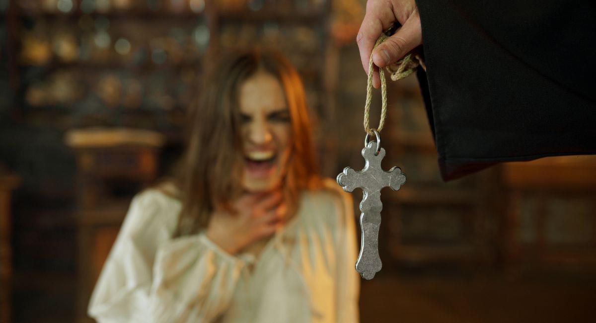 Sorprendente video: mujer “poseída” por el demonio ingresó a una iglesia. Foto: Shutterstock
