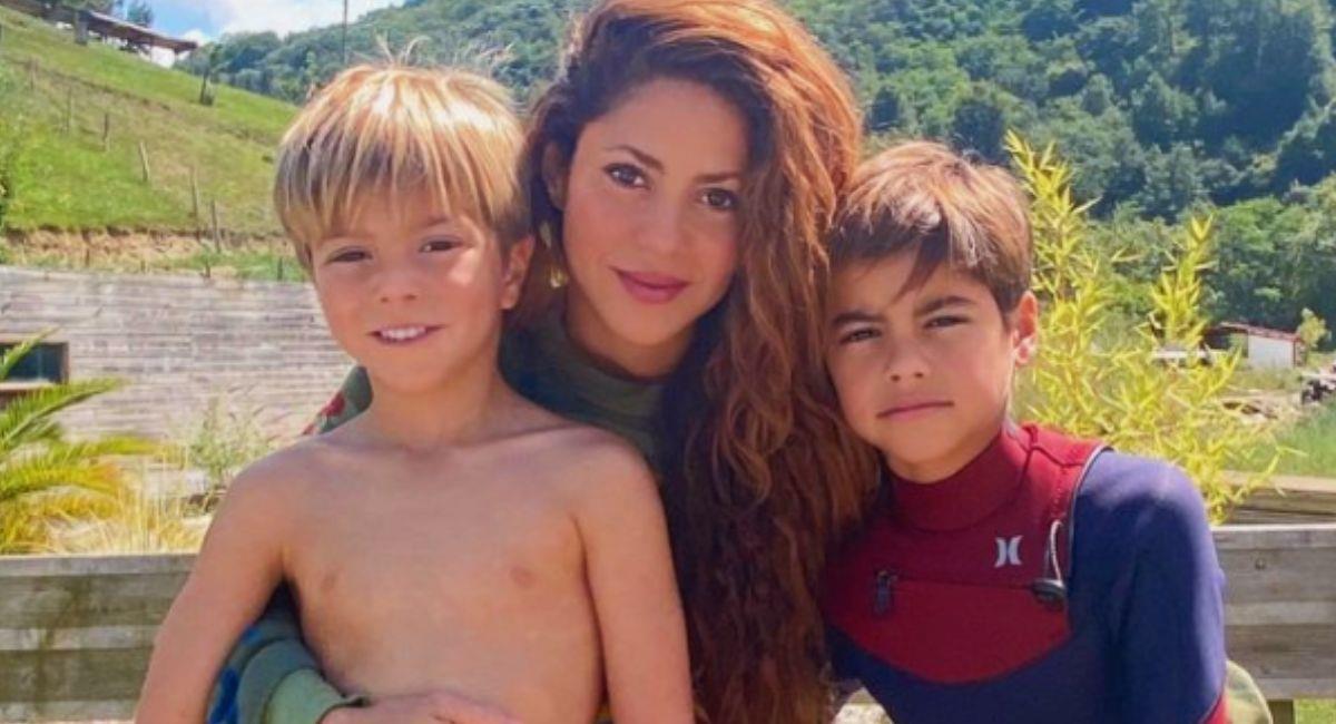 Shakira juntos a sus hijos Milan y Sasha. Foto: Instagram @shakira