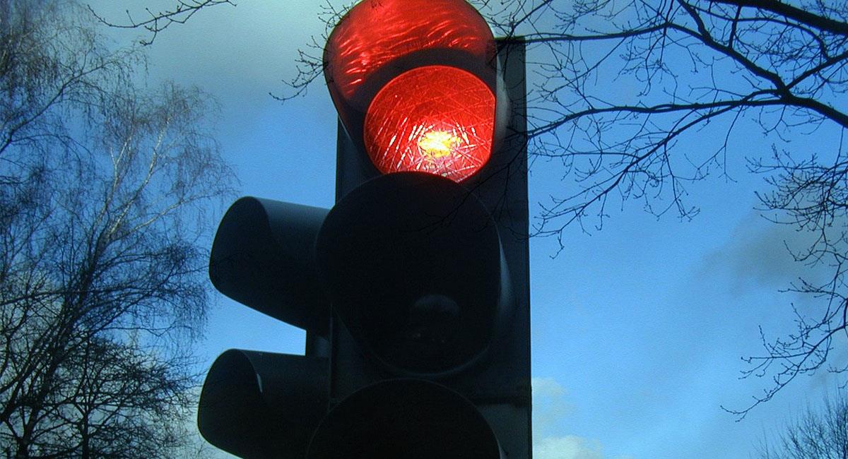 En Bogotá hay luces rojas en los semáforos que no duran ni un suspiro afectando a los peatones. Foto: Pixabay