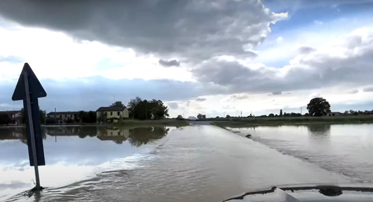 Las carreteras de Emilia Romagna se encuentran inundadas luego de 36 horas de lluvia. Foto: Youtube