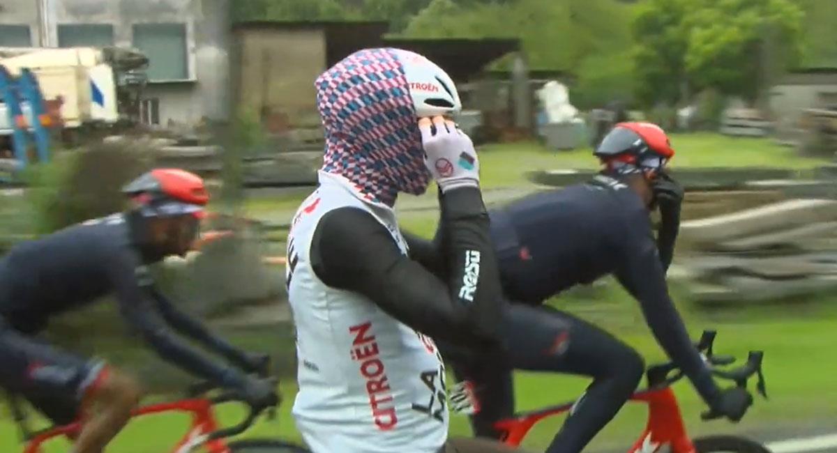 La fría etapa del Giro de Italia obligó a los corredores a 'disfrazarse' para protegerse de la lluvia. Foto: Youtube