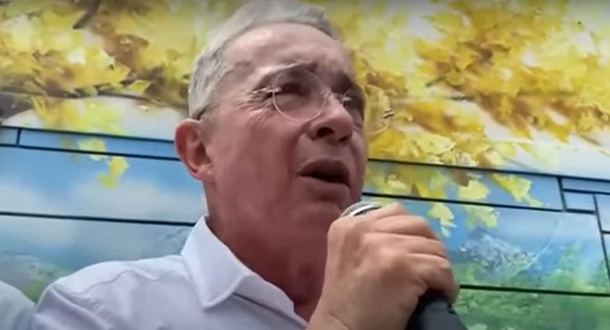 La investigación sobre Álvaro Uribe por presuntos delitos podría continuar o archivarse. Foto: Youtube