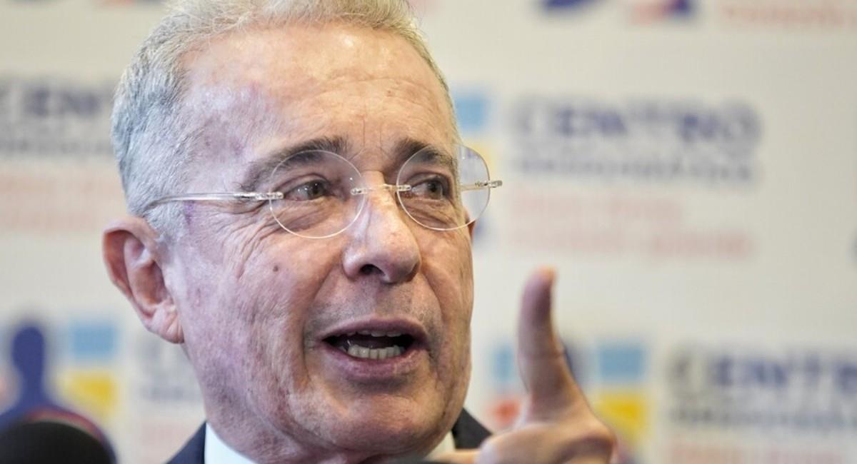 El expresidente Álvaro Uribe envuelto en polémica de Twitter. Foto: RTVC
