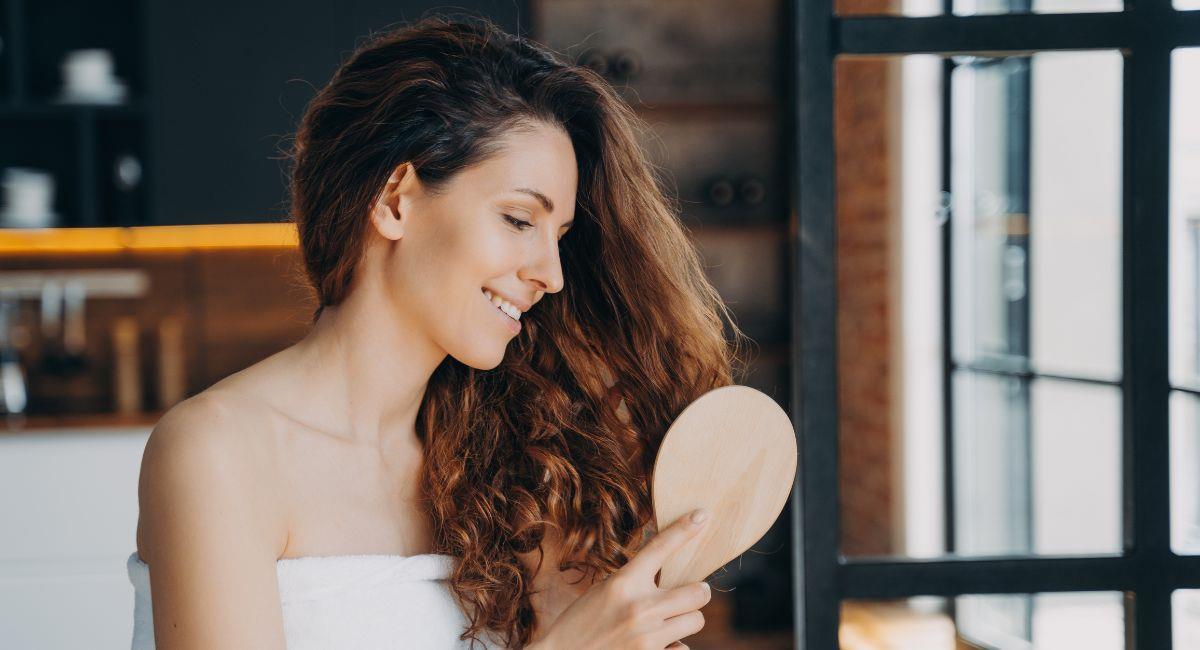 Dile adiós al frizz de tu cabello con estos siete consejos. Foto: Shutterstock