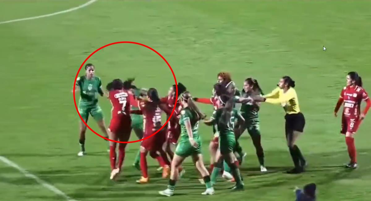 Así fue el enfrentamiento entre jugadoras de la liga femenina. Foto: Twitter @Sebas22mg