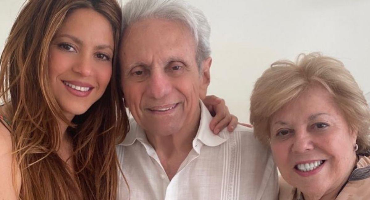 Fotografía de Shakira junto a sus padres. Foto: Instagram @shakira