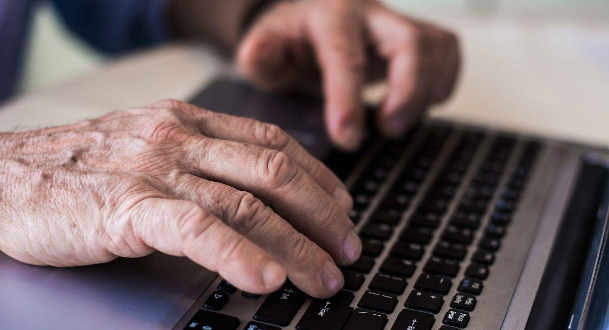 Uso de internet promueve la salud mental en adultos mayores. Foto: Shutterstock