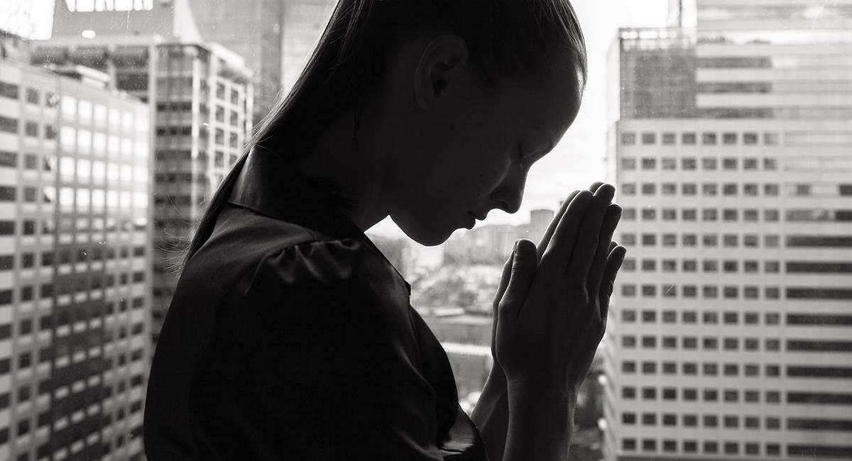 Oración para conseguir dinero, para pagar deudas y obligaciones. Foto: Shutterstock