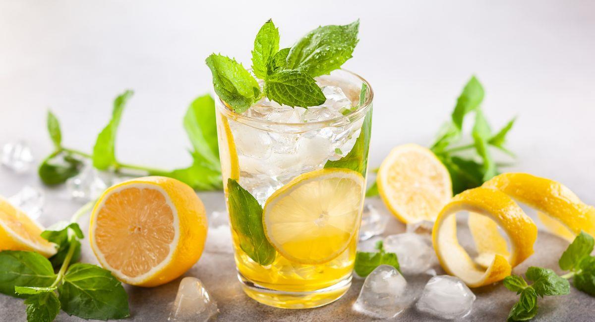 Beneficios del agua con limón para el organismo. Foto: Shutterstock