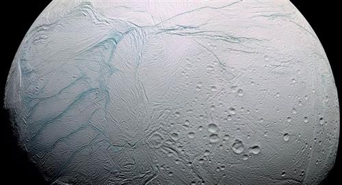 Encelado, la luna de Saturno revela pistas sorprendentes
