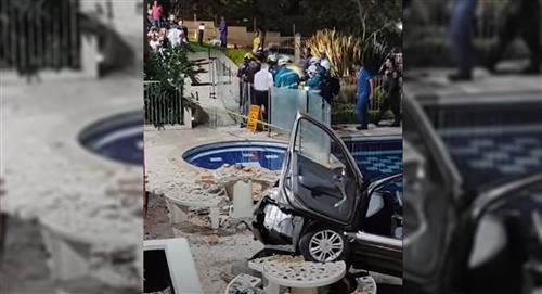 Carro cayó desde parqueadero de edificio en Medellín