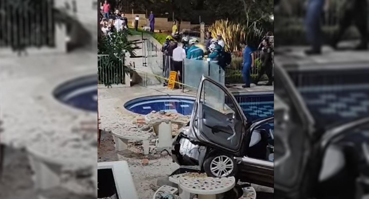 Un auto cayó en la piscina de un conjunto residencial en Medellín desde un parqueadero del lugar. Foto: Youtube