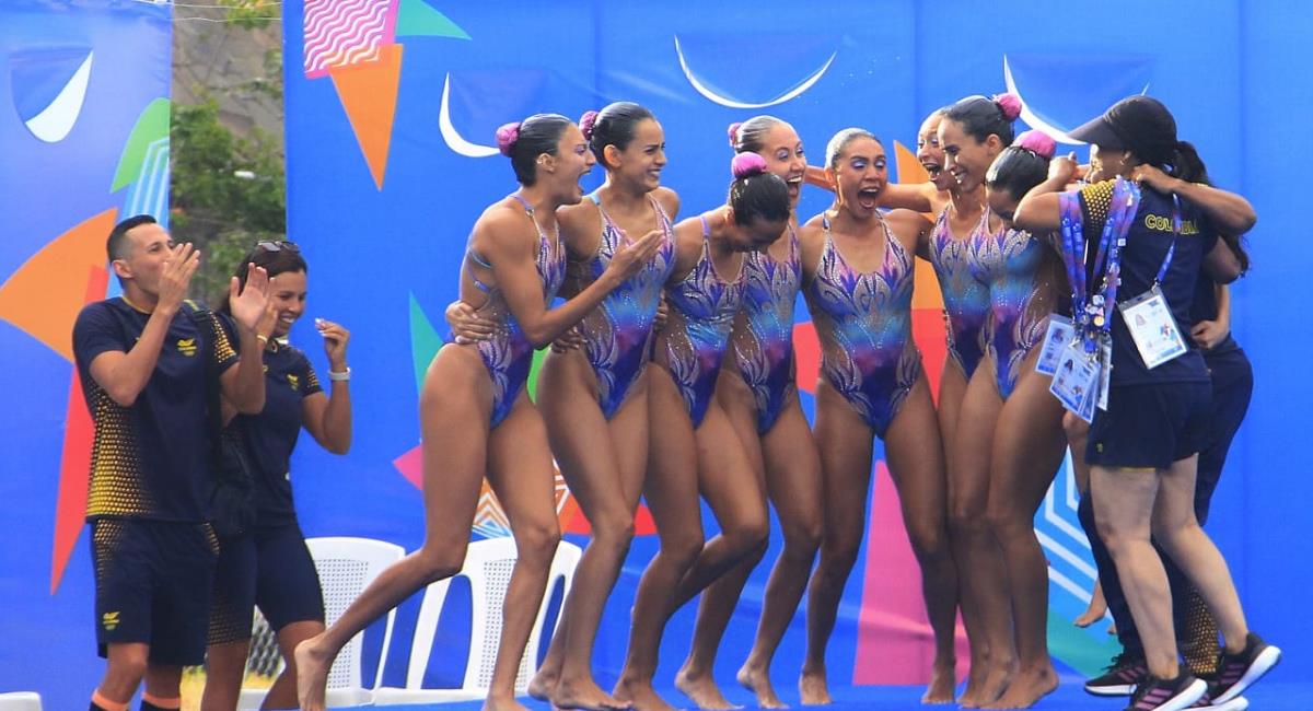 El equipo de nado sincronizado celebra el triunfo en EL Salvador. Foto: Twitter @OlímpicoCol