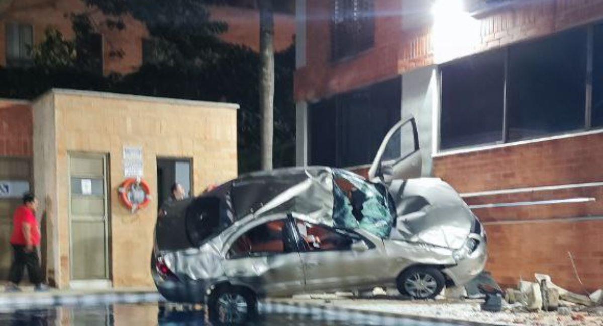 Conductor que cayó en su vehículo a una piscina. Foto: Twitter @DenunciasAntio2