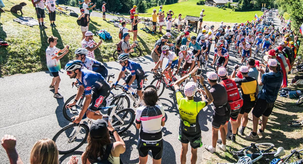 Los ciclistas se preparan para el Tour de Francia. Foto: Twitter @lesgetsnews