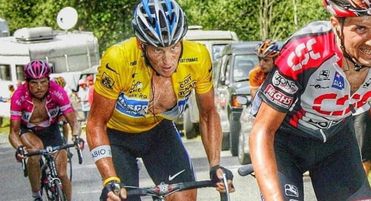 Lance Armstrong parecía el mejor ciclista de todos los tiempos en medio de una trama de doping. Foto: Twitter @diegovos
