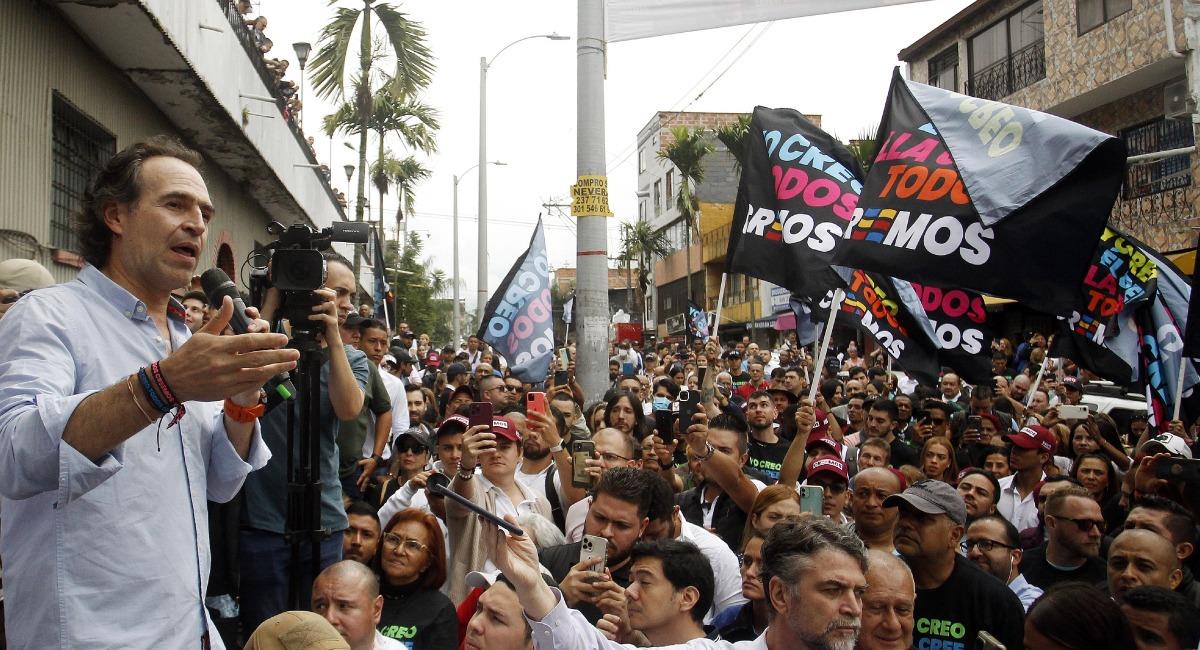 Federico Gutiérrez con sus simpatizantes durante el anuncio de su candidatura. Foto: EFE