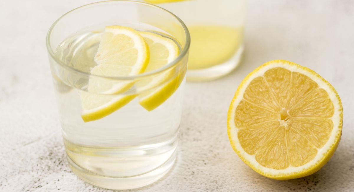 Así debes tomar el agua de limón para conservar tu salud. Foto: Shutterstock