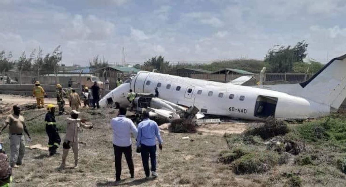 Avión se desvía y termina fuera de la pista en Somalia. Foto: Twitter @UNSOS_