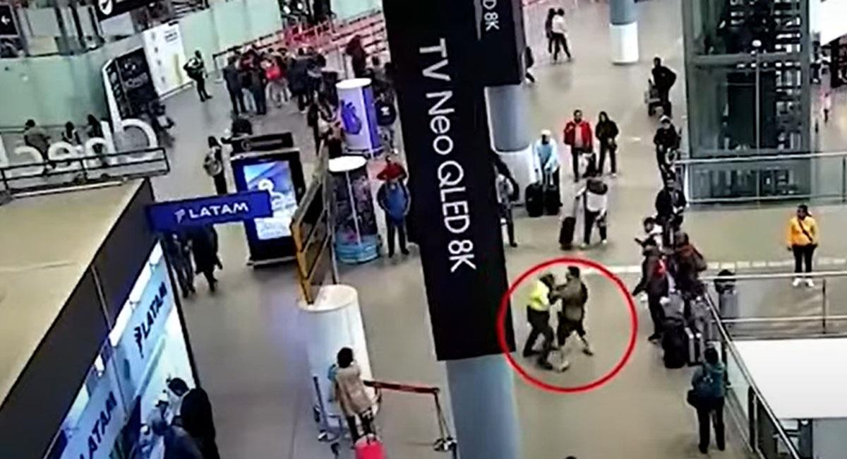 Cámaras de seguridad captaron el ataque de un turista canadiense a un policía en El Dorado. Foto: Youtube