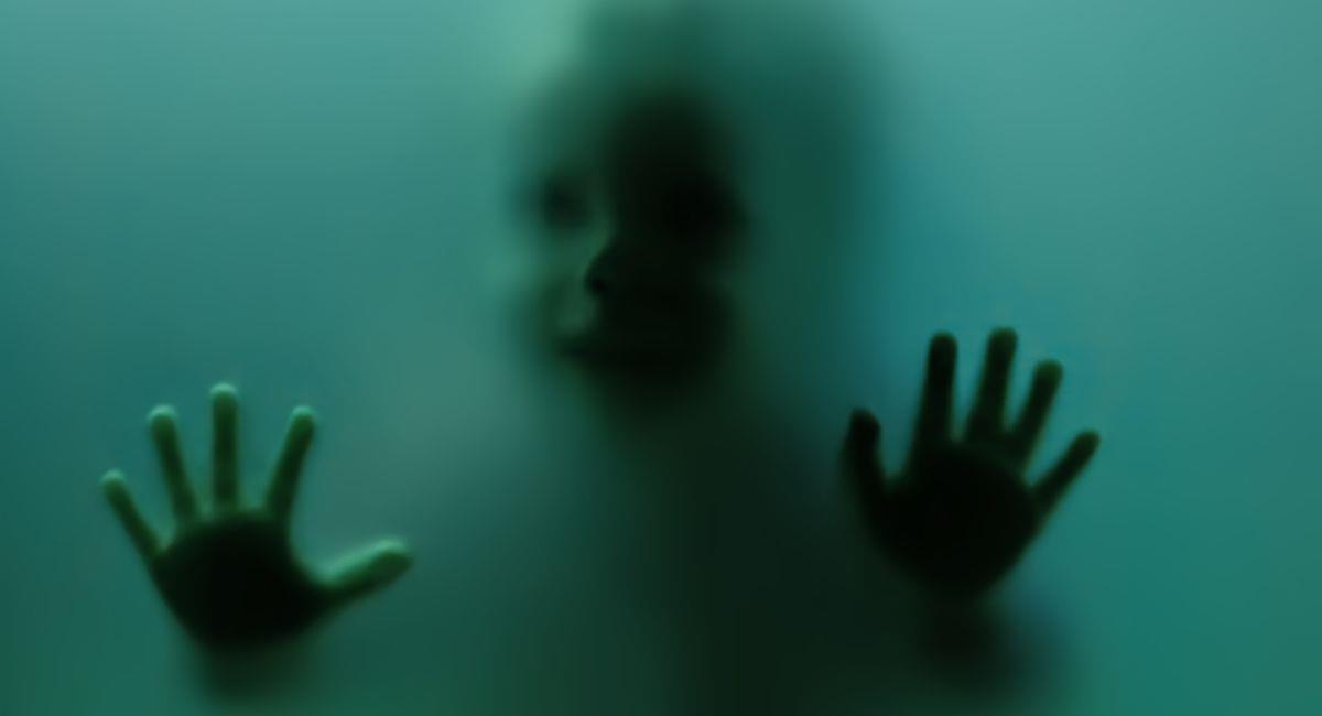 Niño fantasma aterra a habitantes de una casa en Colombia: lo ven y escuchan jugar. Foto: Shutterstock