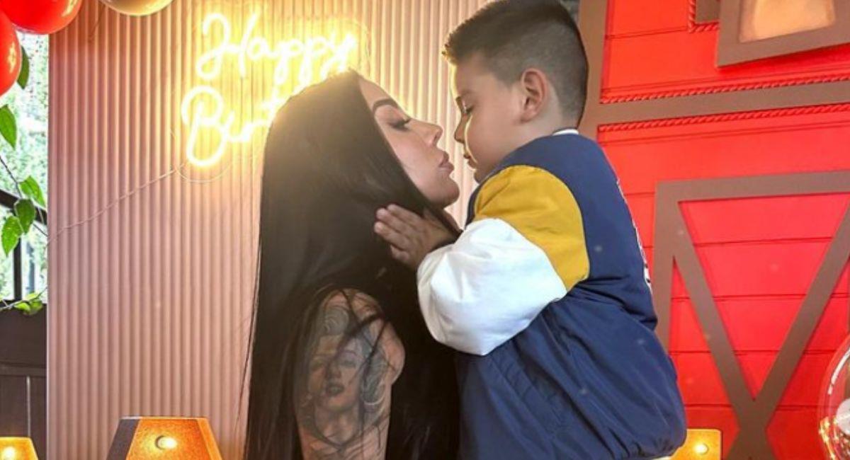 Marcela Reyes junto a su hijo. Foto: Instagram @marcelareyes