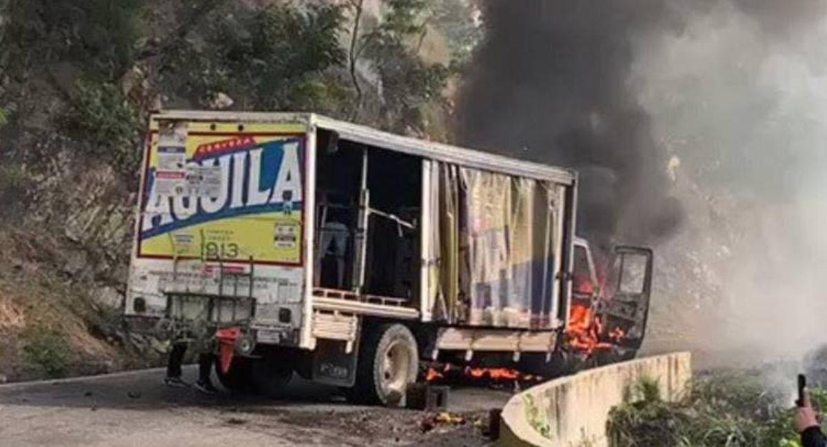 Captura de pantalla. Encapuchados quemaron camión de cerveza en Cesar. Foto: Twitter