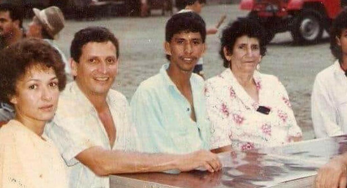Darío Gómez con su familia en 1986. Foto: Instagram @elreydeldespecho