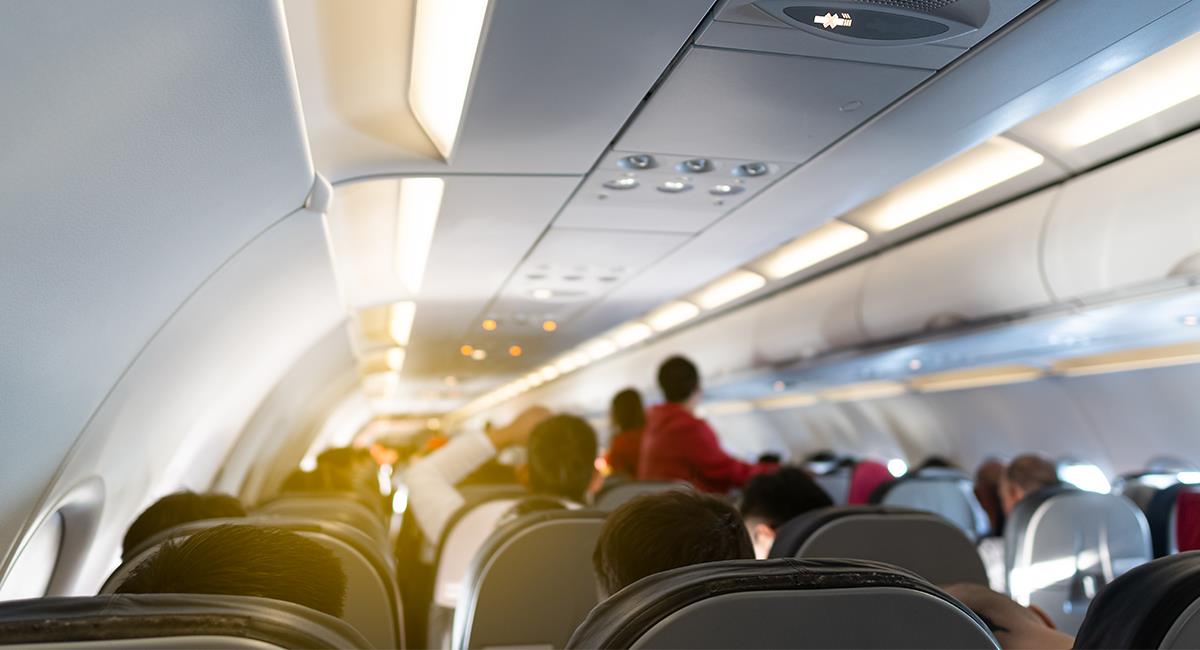 Graban a una mujer “poseída” en un avión: el video causa terror en redes. Foto: Shutterstock