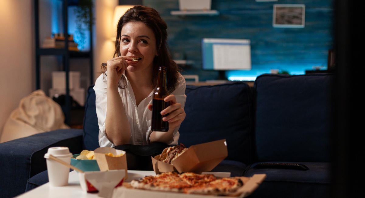 Comer tarde en la noche promueve el aumento de peso. Foto: Shutterstock