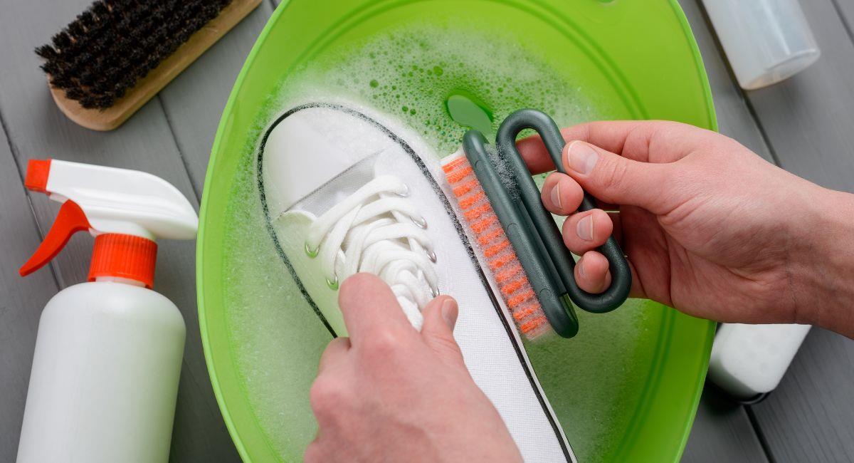 El mejor truco para eliminar las manchas amarillas de los zapatos blancos. Foto: Shutterstock