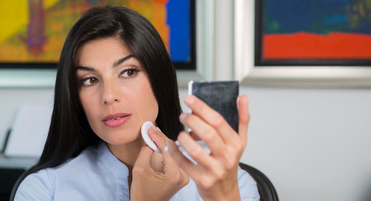Trucos para maquillarte en 10 minutos para ir a la oficina: ligero y duradero. Foto: Shutterstock