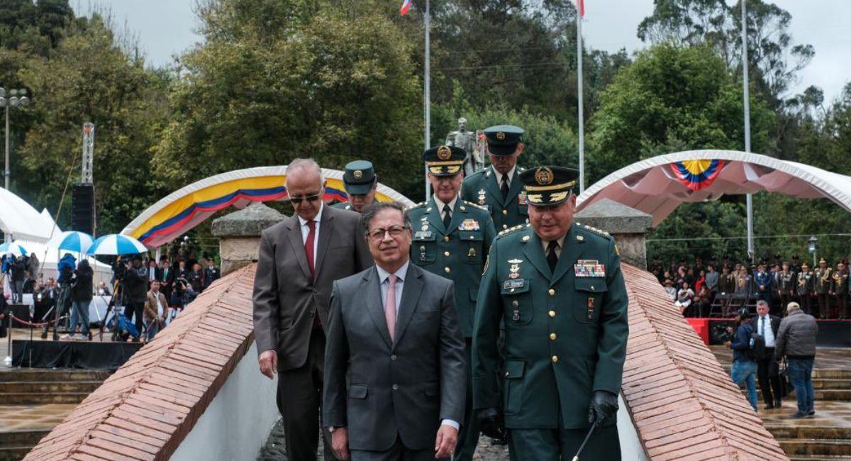 El presidente Petro tras un año de gobierno acompañado de su cúpula militar y gabinete ministerial. Foto: Presidencia