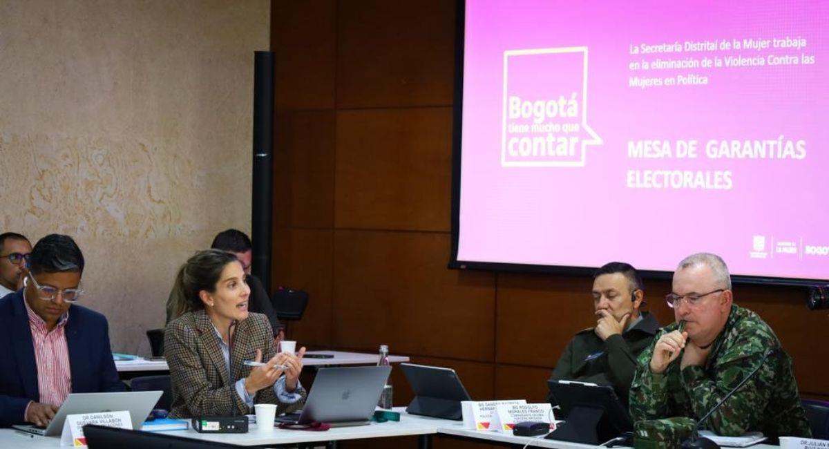 Secretaria Diana Rodríguez exponiendo la iniciativa a favor de las mujeres en la política. Foto: Twitter @secredistmujer