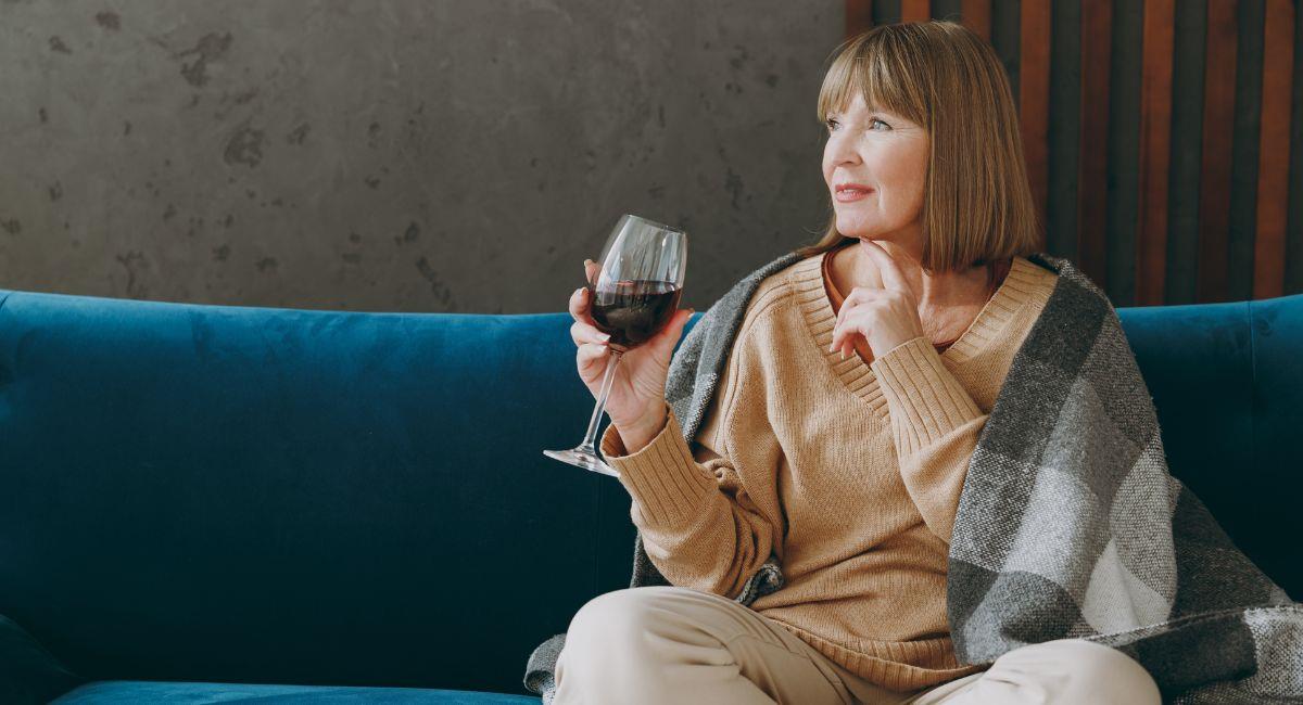 Consumir alcohol durante la menopausia aumenta el riesgo de enfermedades graves. Foto: Shutterstock