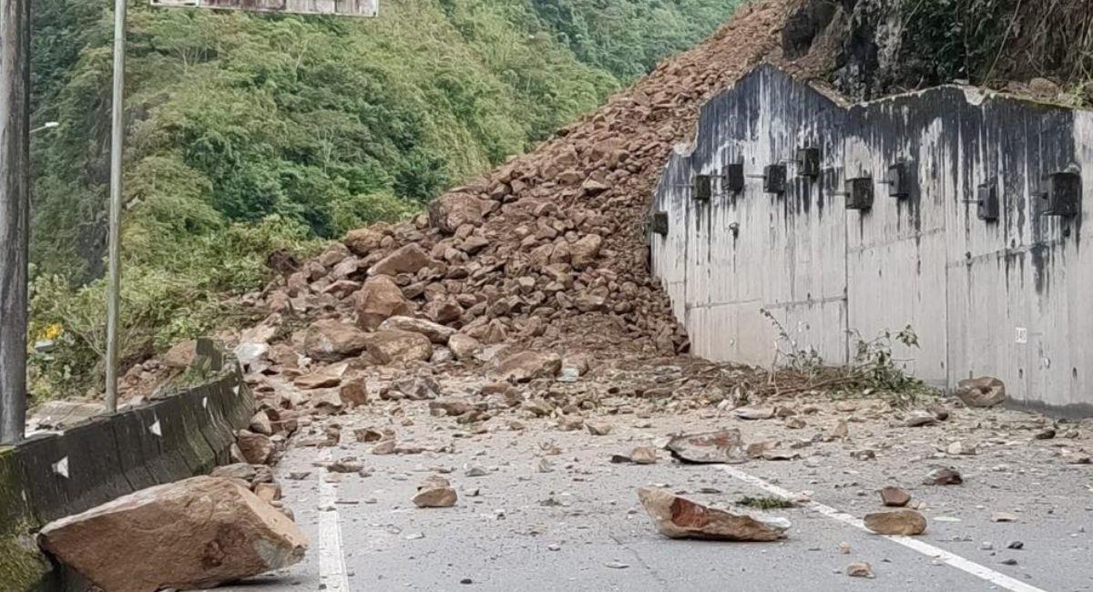 No se tiene hora y fecha de apertura por la magnitud del derrumbe en Guayabetal. Foto: Twitter @CoviandinaSAS