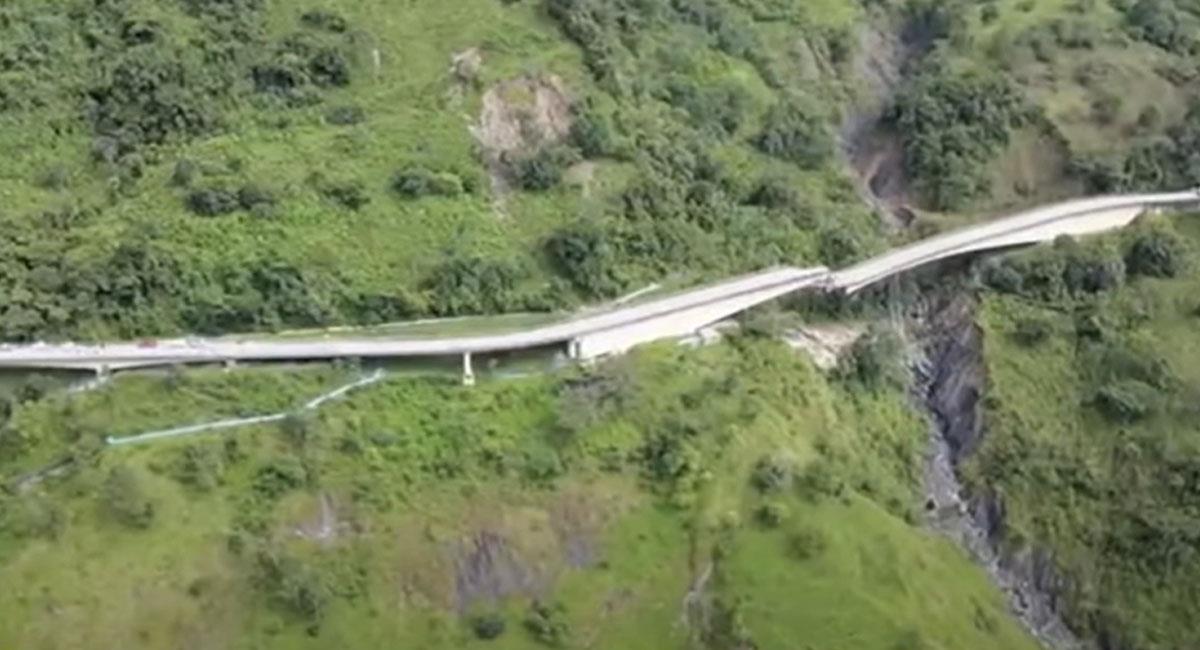 Con la afectación en el puente Los Grillos se evidencia la carencia de infraestructura vial en Colombia. Foto: Youtube