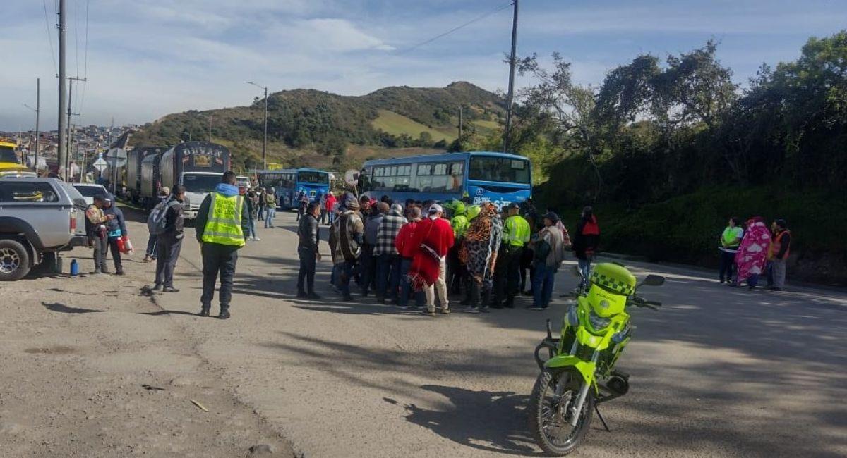 Continúa la protesta con bloqueo por parte de la comunidad de Guayabetal. Foto: Twitter @CoviandinaSAS