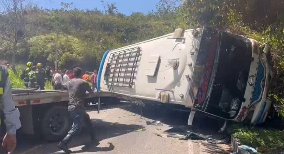 Accidente de bus en Floridablanca deja 19 heridos. Foto: Twitter Captura de video