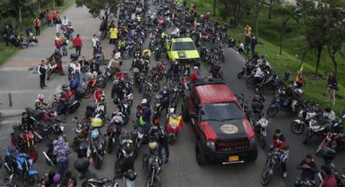 Motociclistas y equipos de campaña se agarrón durante la manifestación en Bogotá