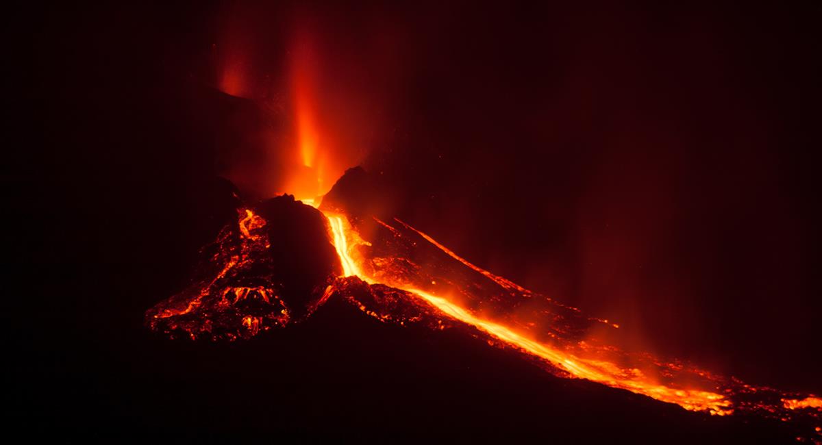 ¿Extraterrestres a la vista? Cámara capta supuestos ovnis saliendo de un volcán. Foto: Shutterstock