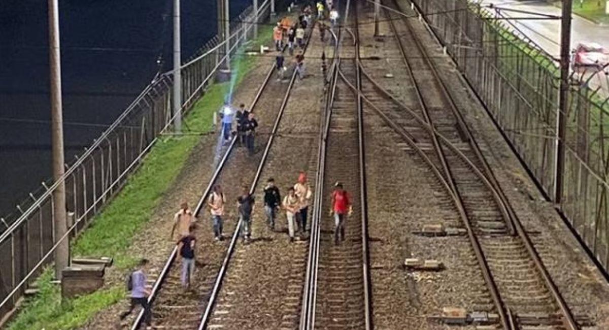 Los usuarios se aglomeraron por falta de servicio en las estaciones y otros caminaban por las vías. Foto: Twitter