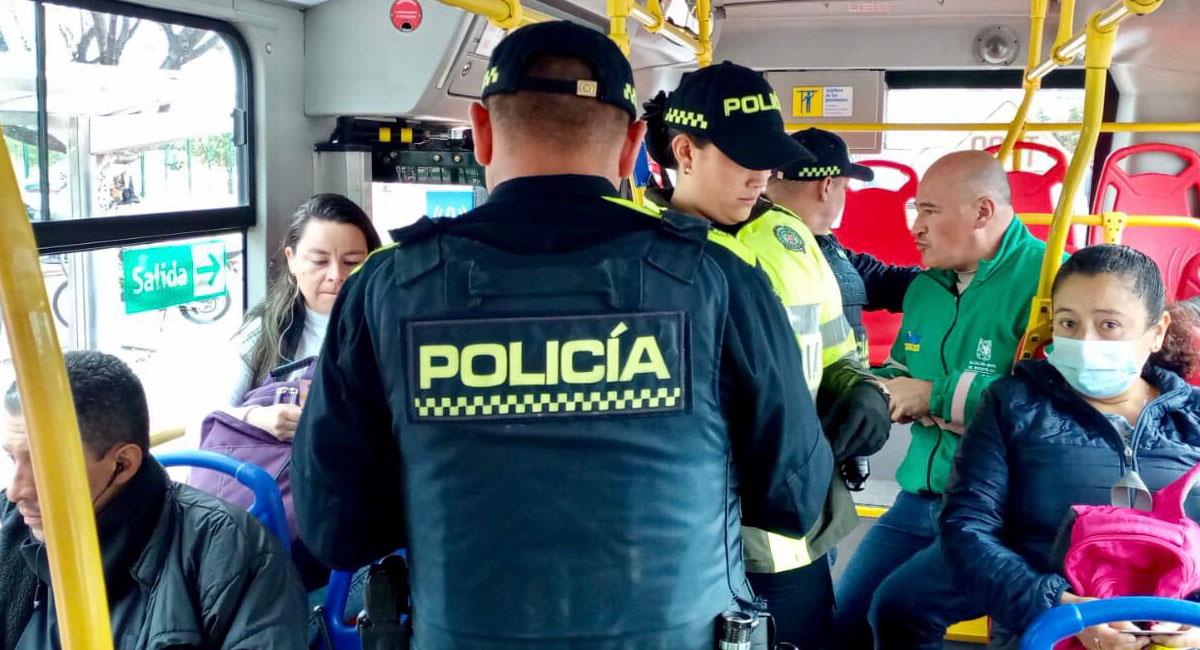 Operativos de la Policía en el interior de los buses del Sitp buscan identificar evasores de pago de pasajes. Foto: Twitter @TransMilenio
