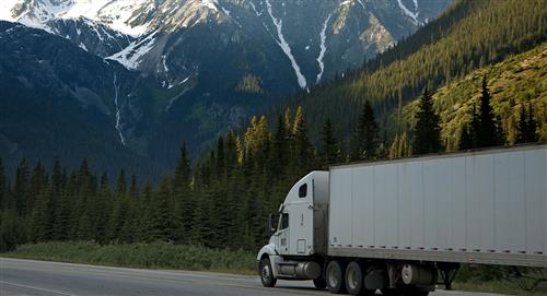 Colombiano conduce camión en Canadá y gana como ejecutivo