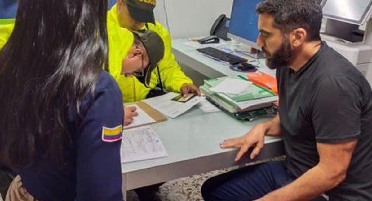 Arturo Char a su llegada a Barranquilla en momentos de legalización de su aprehensión. Foto: Twitter @HELIODOPTERO