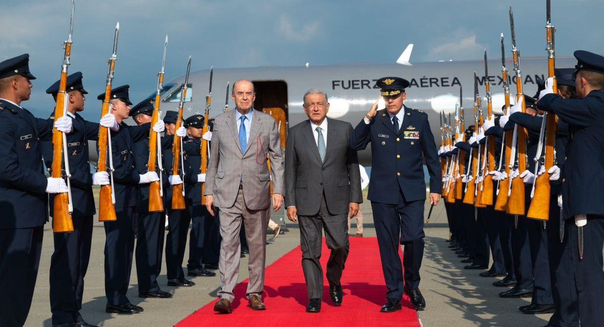 El canciller Álvaro Leyva recibió al presidente de México. Foto: Twitter @CancilleriaCol