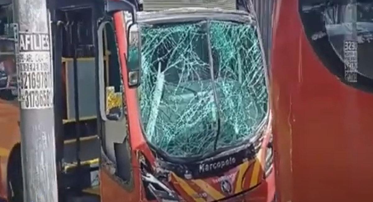 Un fuerte choque de dos buses de Transmilenio afectó la movilidad en el sector de Puente Aranda en Bogotá. Foto: Youtube